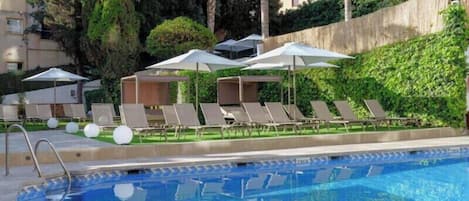 Piscina externa, guarda-sóis, espreguiçadeiras