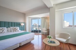 Cubrecamas, decoración personalizada, muebles diferentes y escritorio 