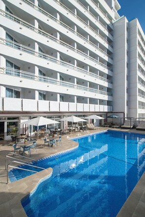 Piscina externa, guarda-sóis, espreguiçadeiras