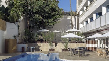 Piscina all'aperto, ombrelloni da piscina, lettini