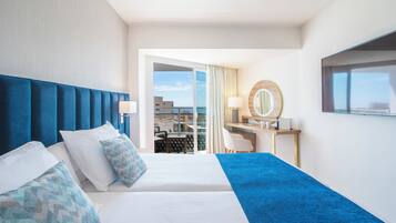 Habitación doble superior, balcón, vista al mar | Edredón, decoración personalizada, muebles diferentes y escritorio