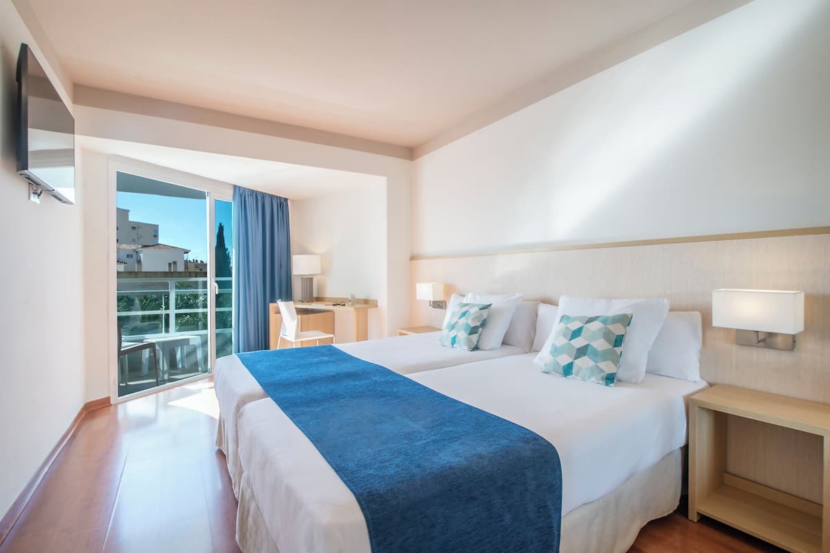 1 habitación, cubrecamas, decoración personalizada y muebles diferentes