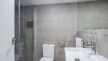 Doccia, set di cortesia gratuito, asciugacapelli, asciugamani