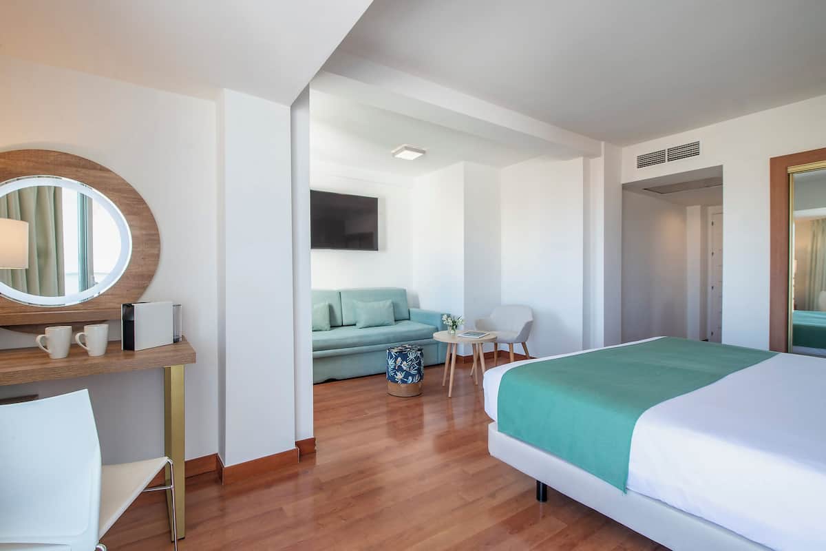 1 habitación, cubrecamas, decoración personalizada y muebles diferentes