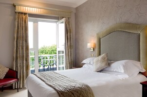 Ropa de cama hipoalergénica y caja de seguridad en la habitación 