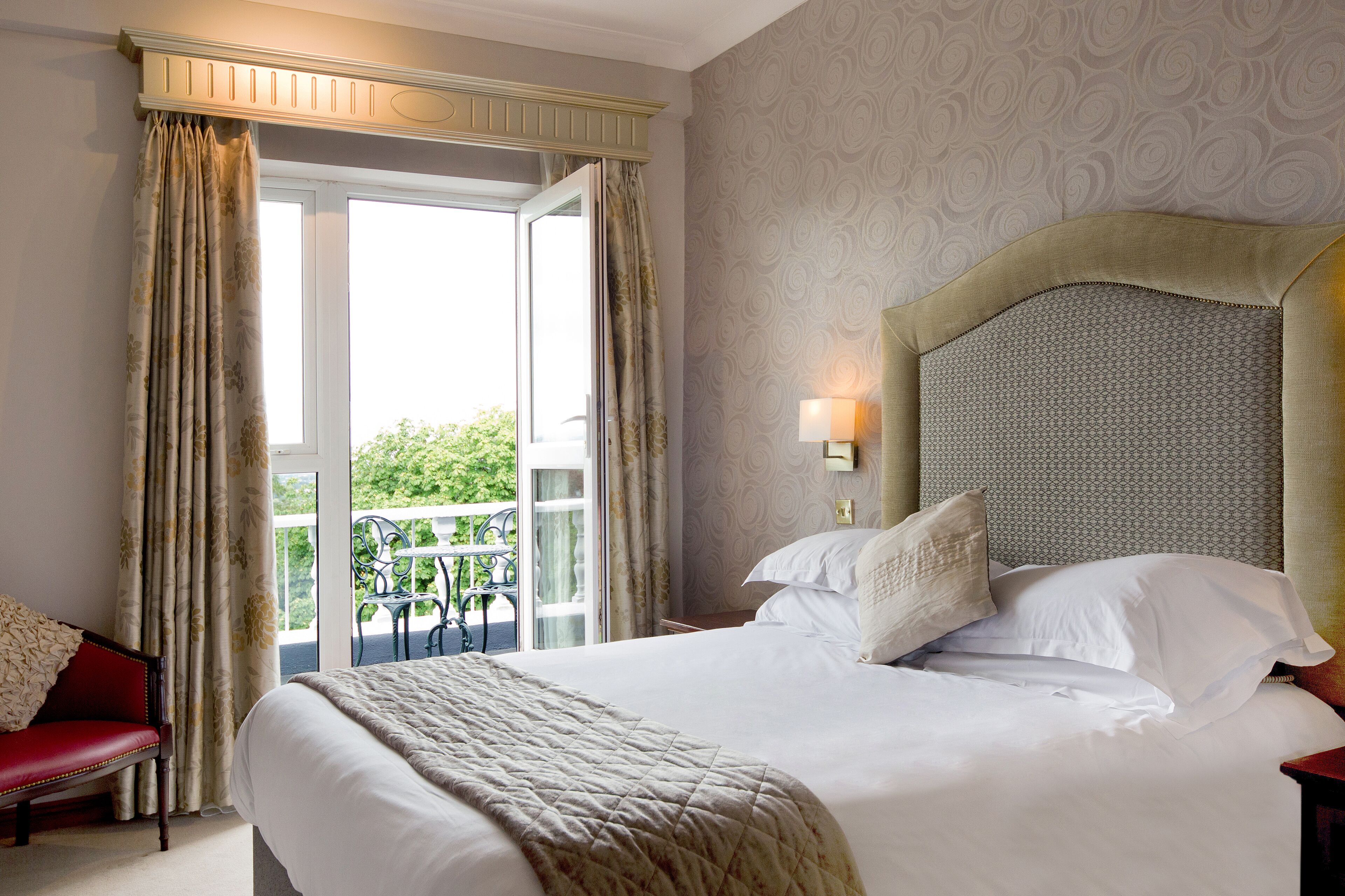 Hypo-allergenic bedding, in-room safe, desk