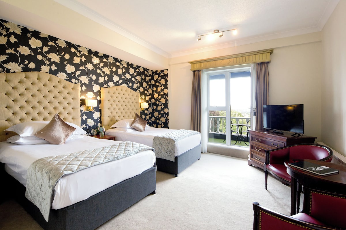 Habitación clásica con 2 camas individuales, vista a la bahía | Ropa de cama hipoalergénica y caja de seguridad en la habitación