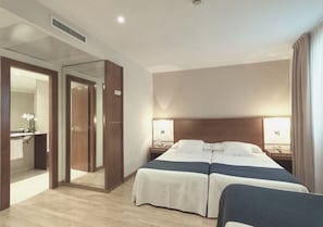 1 quarto, frigobar, cofres nos quartos, escrivaninha