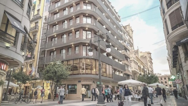 A multi-story hotel with balconies, a ground floor restaurant, and a visible pharmacy sign. - Hotel RH Sorolla Centro By Hoteles RH (Valencia)