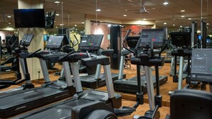 Ein Fitnessstudio mit mehreren Laufbändern, Ergometer und weiteren Cardiogeräten.