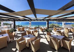 2 bars/lounges, poolside bar