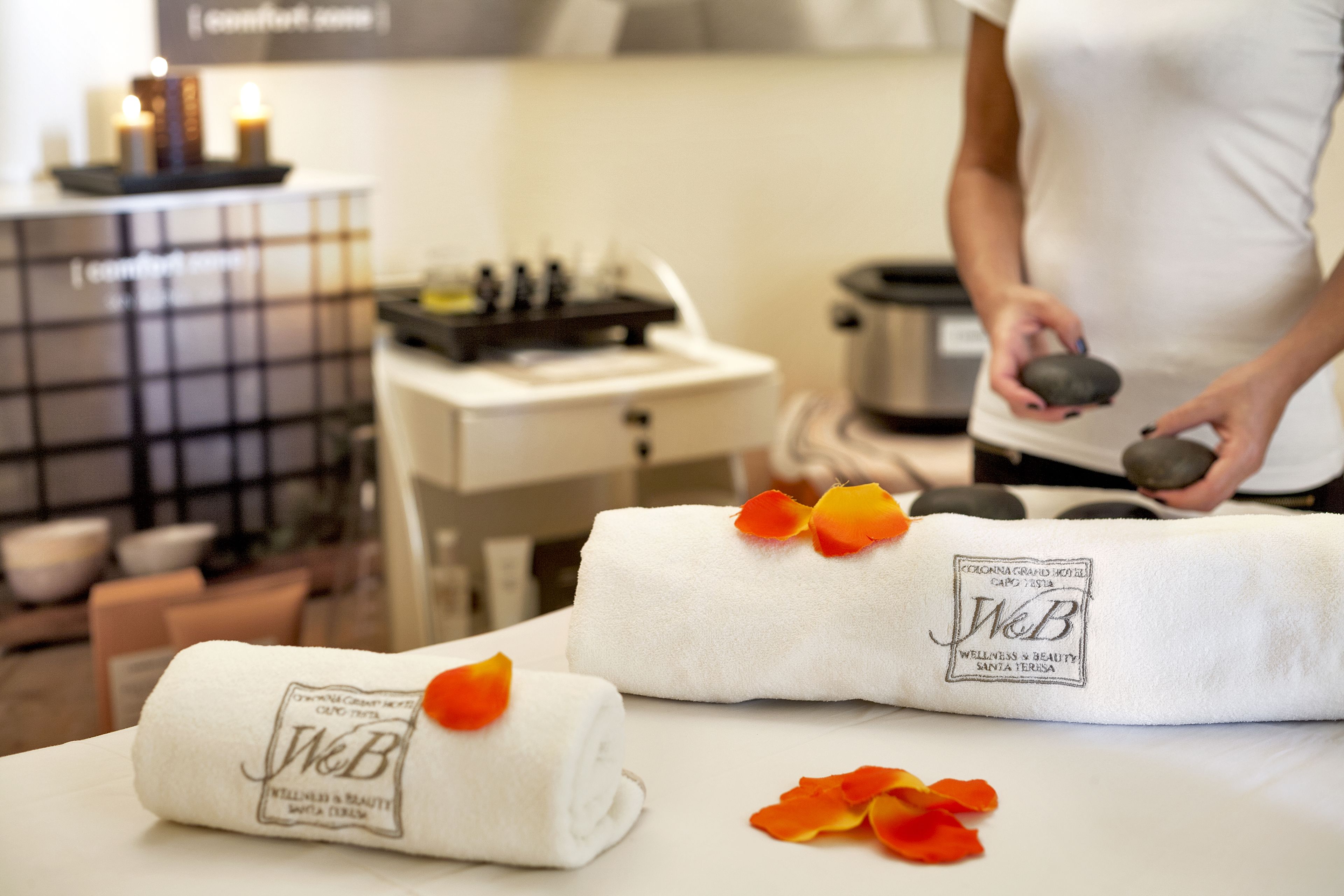Een handdoek met een logo en tekst die wijst op een schoonheidssalon en wellness service.