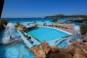 2 outdoor pools, pool loungers