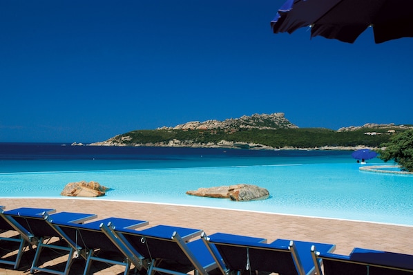 2 outdoor pools, sun loungers