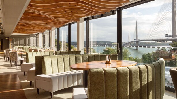 A modern interior with a view of a bridge and river. - DoubleTree by Hilton Edinburgh - Queensferry Crossing (Dunfermline)