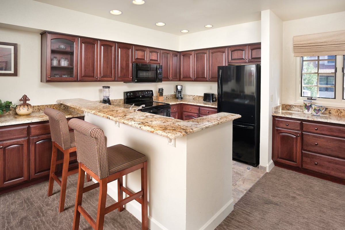 full-sized fridge, microwave, oven, stovetop