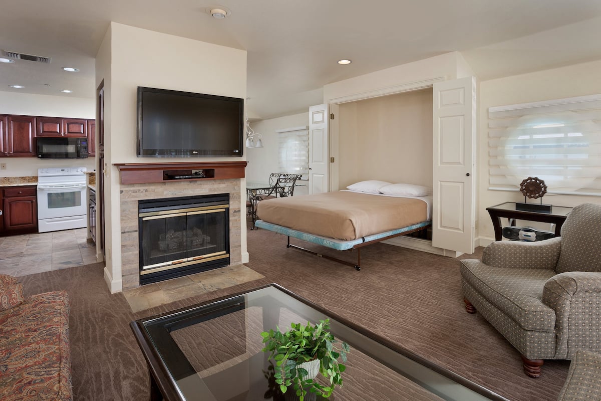 2 bedrooms, in-room safe, iron/ironing board, wifi