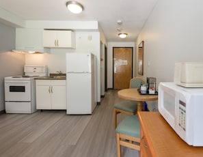 Room, 1 Queen Bed, Kitchenette | Private kitchenette | Microwave, coffee/tea maker, electric kettle