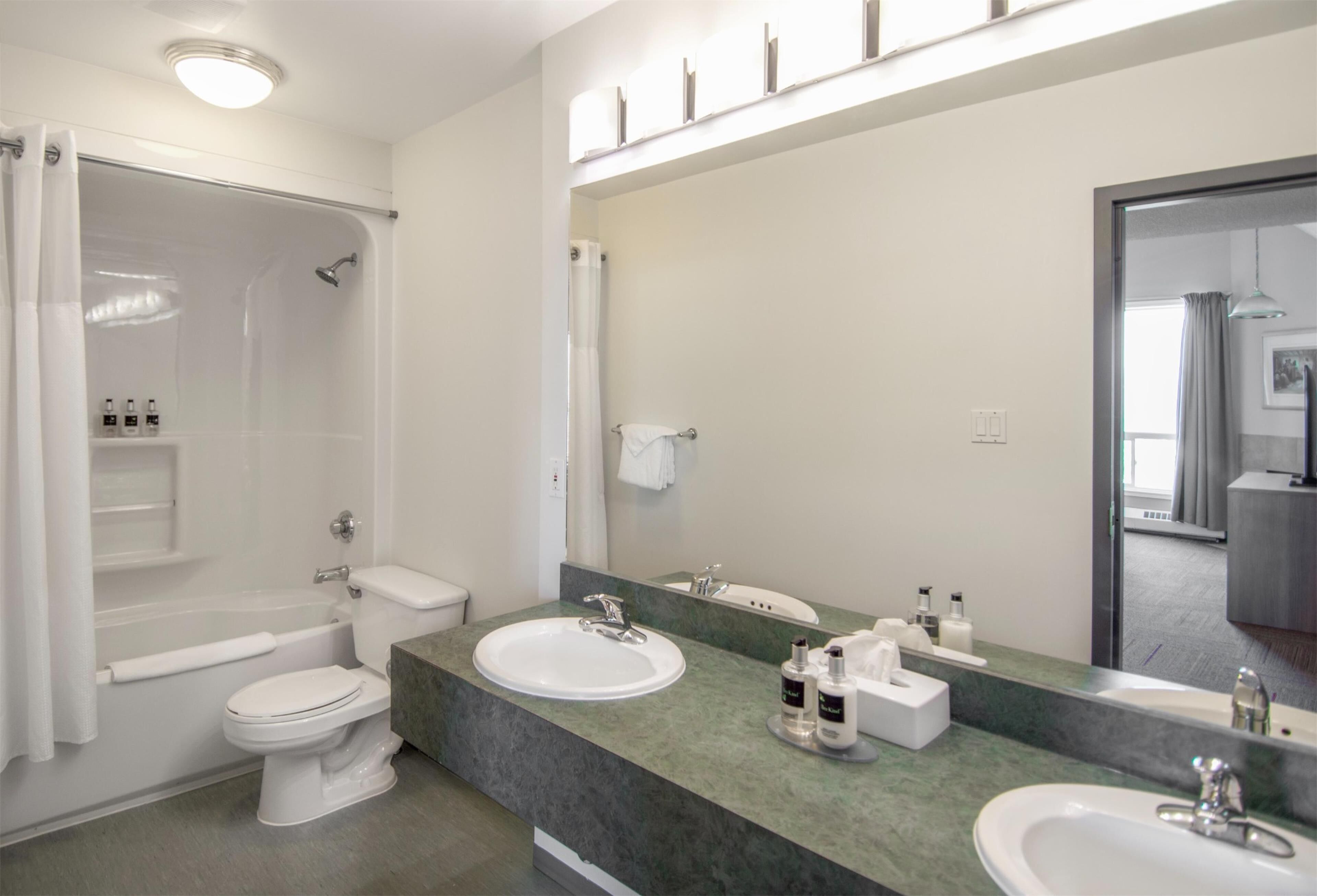 Honeymoon Room | Bathroom | Combined shower/tub, hair dryer, towels