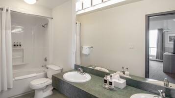 Honeymoon Room | Bathroom | Combined shower/tub, hair dryer, towels