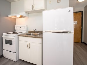 Room, 1 Queen Bed, Kitchenette | Private kitchenette | Microwave, coffee/tea maker, electric kettle