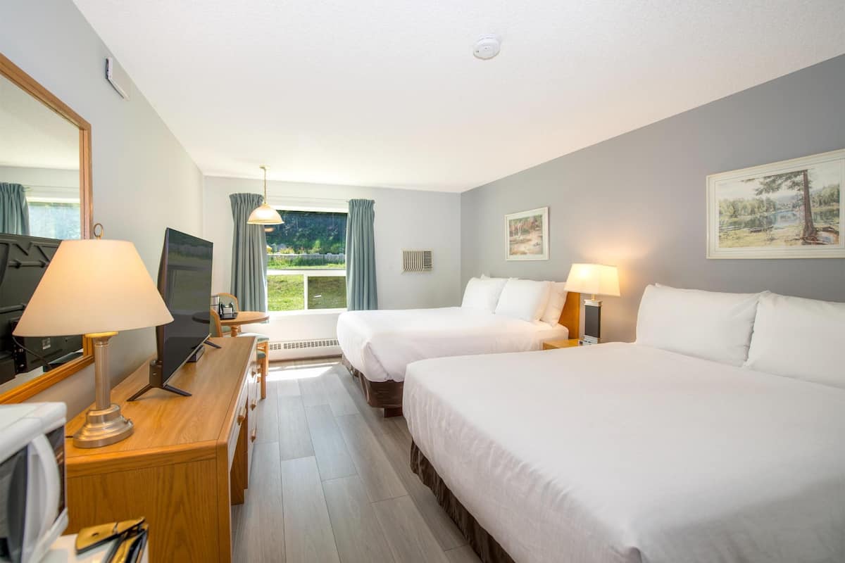 Room, 2 Katil Ratu (Queen) (Pet Friendly) | 1 bilik tidur, meja, seterika/papan seterika, Wi-fi