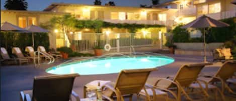 Una piscina al aire libre, una piscina climatizada