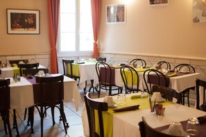 Daily buffet breakfast for a fee - Hôtel Artea Aix Centre (Aix-en-Provence)