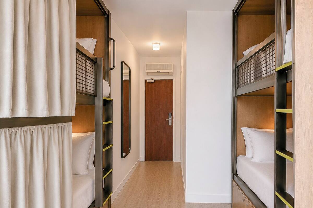 Ropa de cama de alta calidad y escritorio