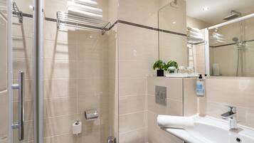 Artículos de tocador gratuitos, secador de pelo, toallas