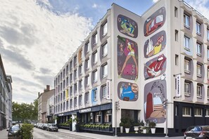 Front of property - Chromatics Hotel & Restaurant The Hill Club by happyculture (Lyon)