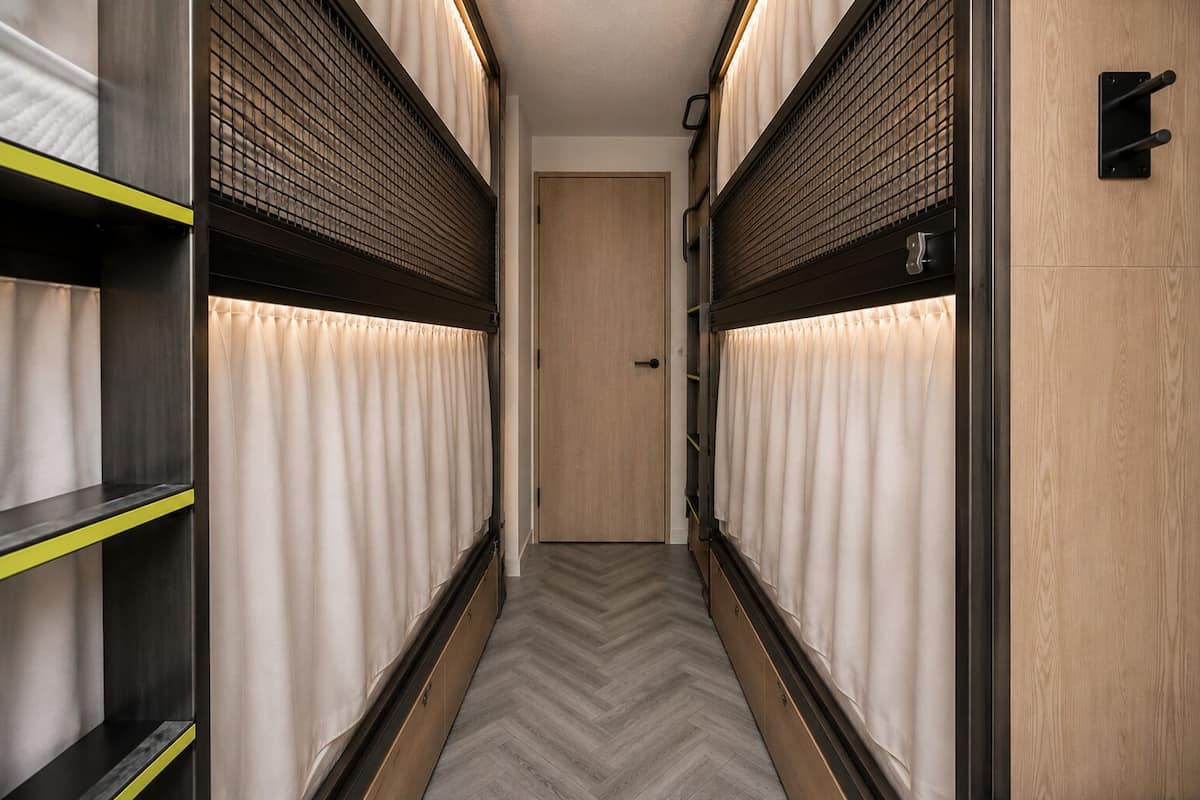 Ropa de cama de alta calidad y escritorio