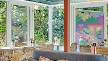 Se sirven comidas, cenas y cocina francesa