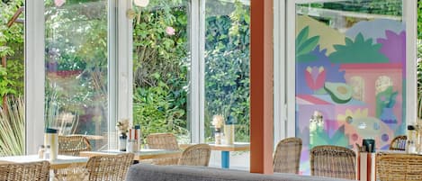 Phục vụ bữa trưa và bữa tối, món Pháp