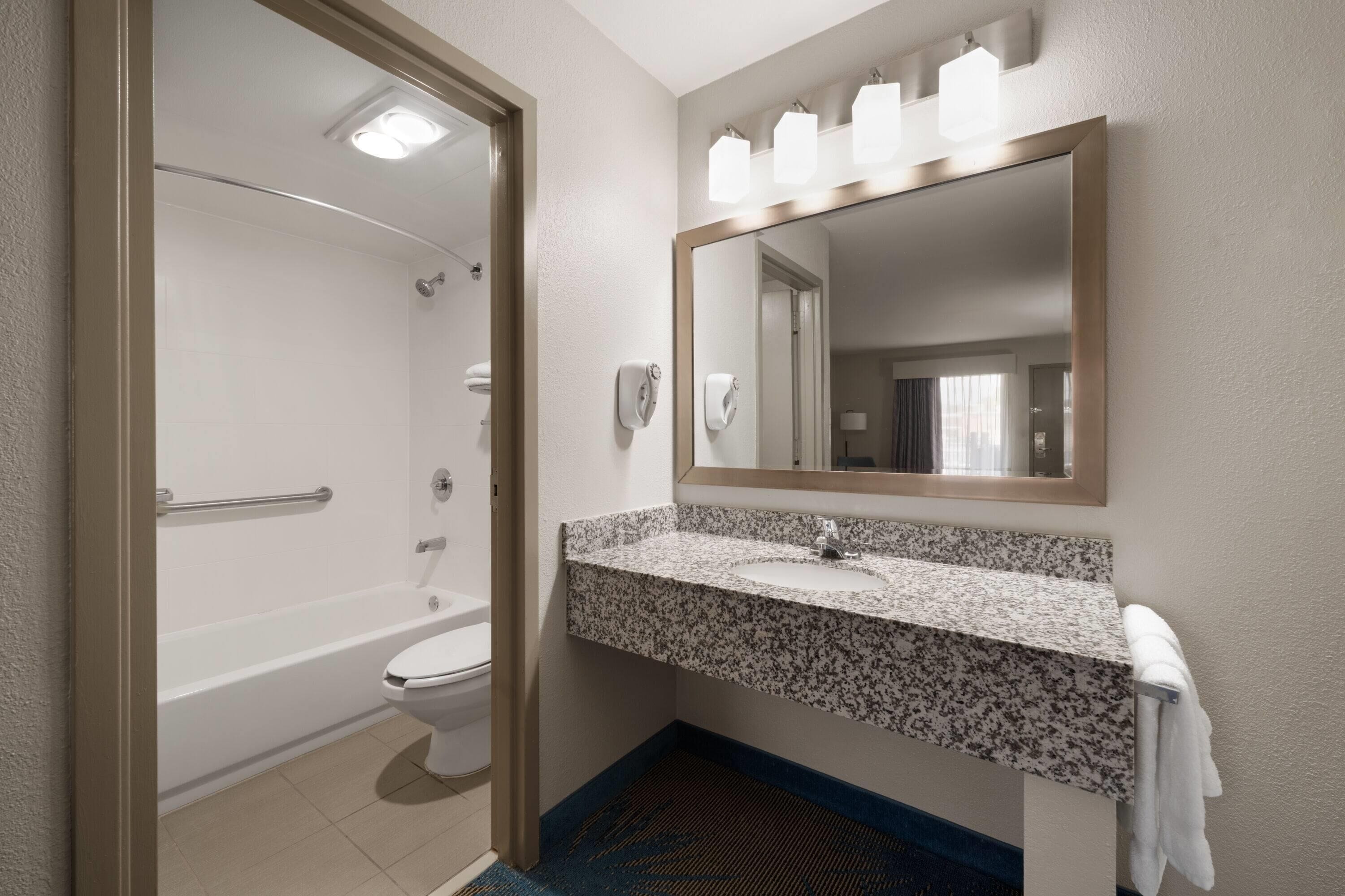 Combined shower/tub, hair dryer, towels