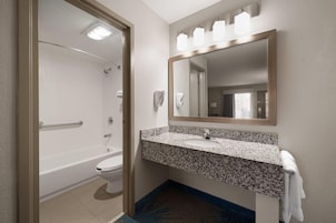 Combined shower/tub, hair dryer, towels