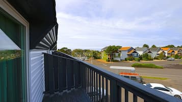 Chambre, 1 très grand lit, balcon | Vue depuis le balcon