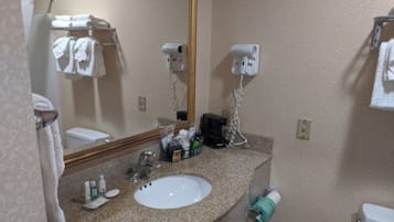 Combined shower/bathtub, free toiletries, towels, soap