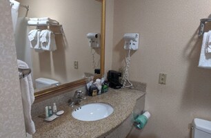 Bañera con ducha, artículos de tocador gratuitos, toallas, jabón