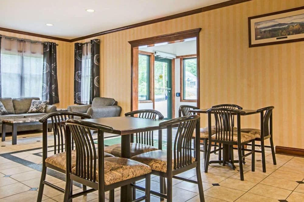 Econo Lodge Glens Falls / Lake George