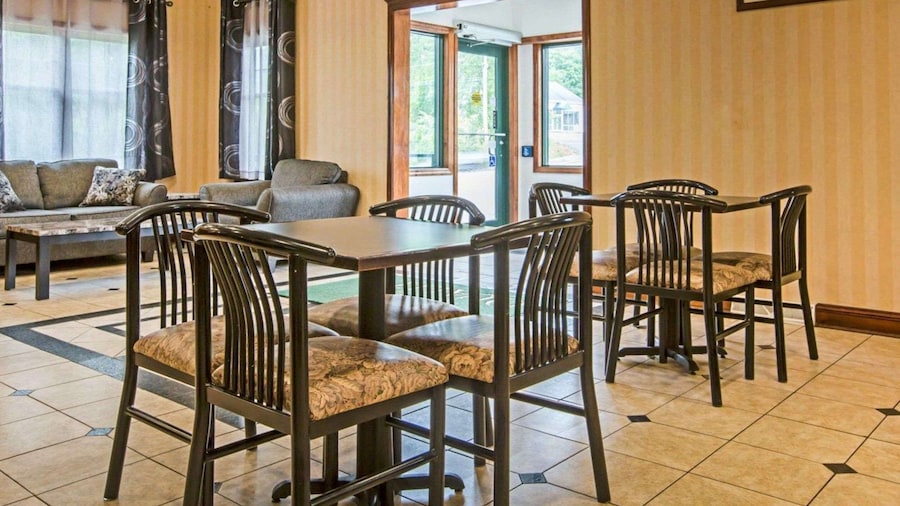 Econo Lodge Glens Falls / Lake George