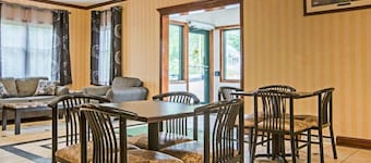 Econo Lodge Glens Falls / Lake George