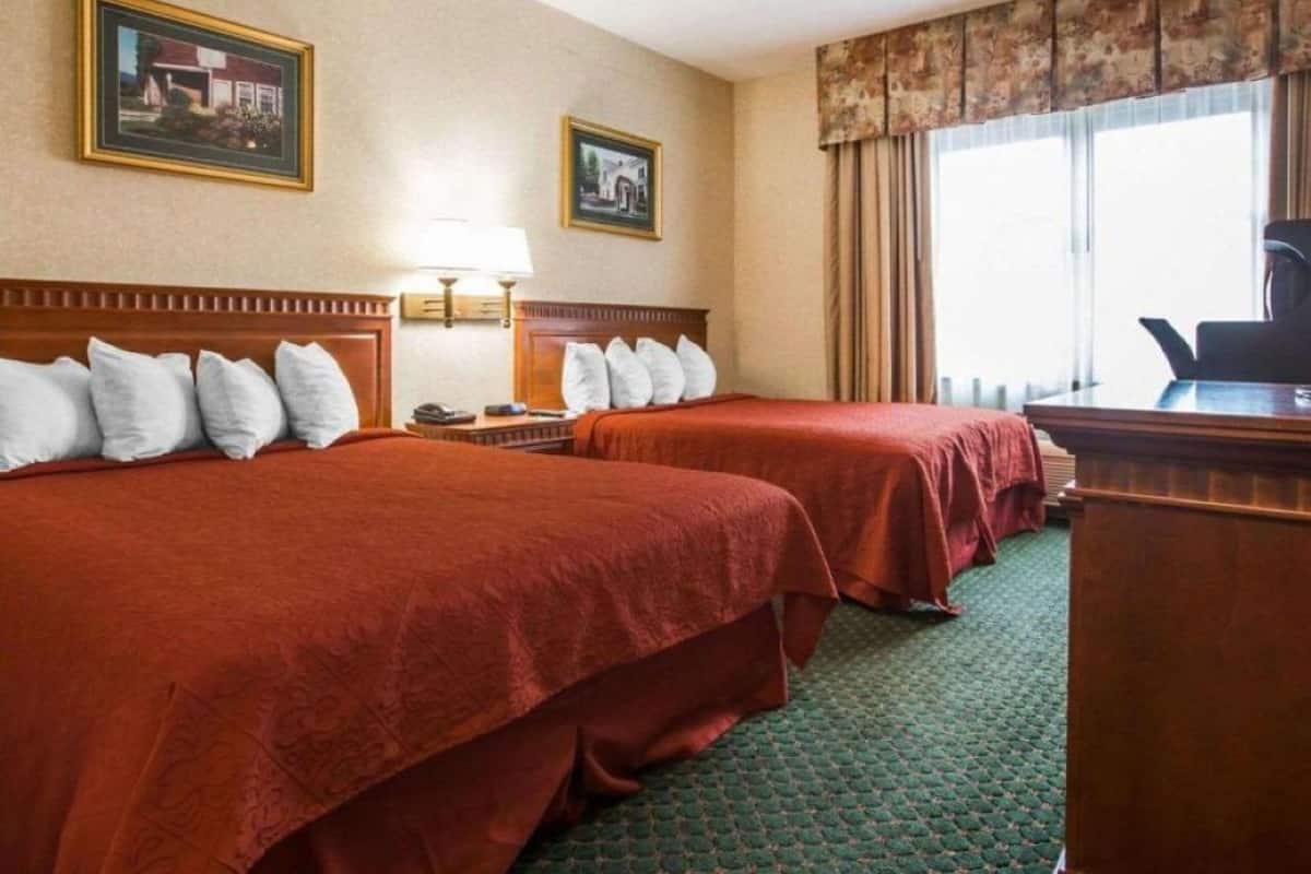 Habitación doble, 2 camas Queen size, para no fumadores | Escritorio, tabla de planchar con plancha, wifi gratis y ropa de cama