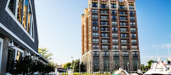 ์ผ์ด๋ผ์ธ ์ธ & ์ปจํผ๋ฐ์ค ์ผํฐ, ์ ์ผ๋ ์ปฌ๋ ์
ํธํ
