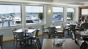 2 ravintolaa, joissa tarjoillaan aamiainen