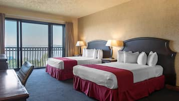 مكتب ومساحة عمل للكمبيوتر المحمول وستائر تعتيم وتجهيزات عازلة للصوت