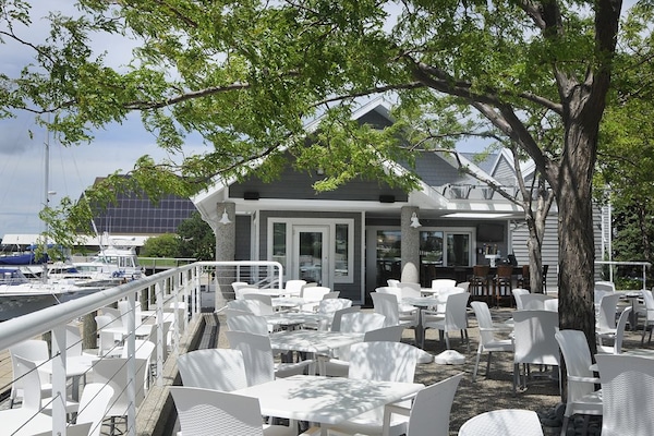 2 restaurants, breakfast served