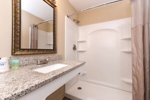 Combined shower/bathtub, free toiletries, hair dryer, towels