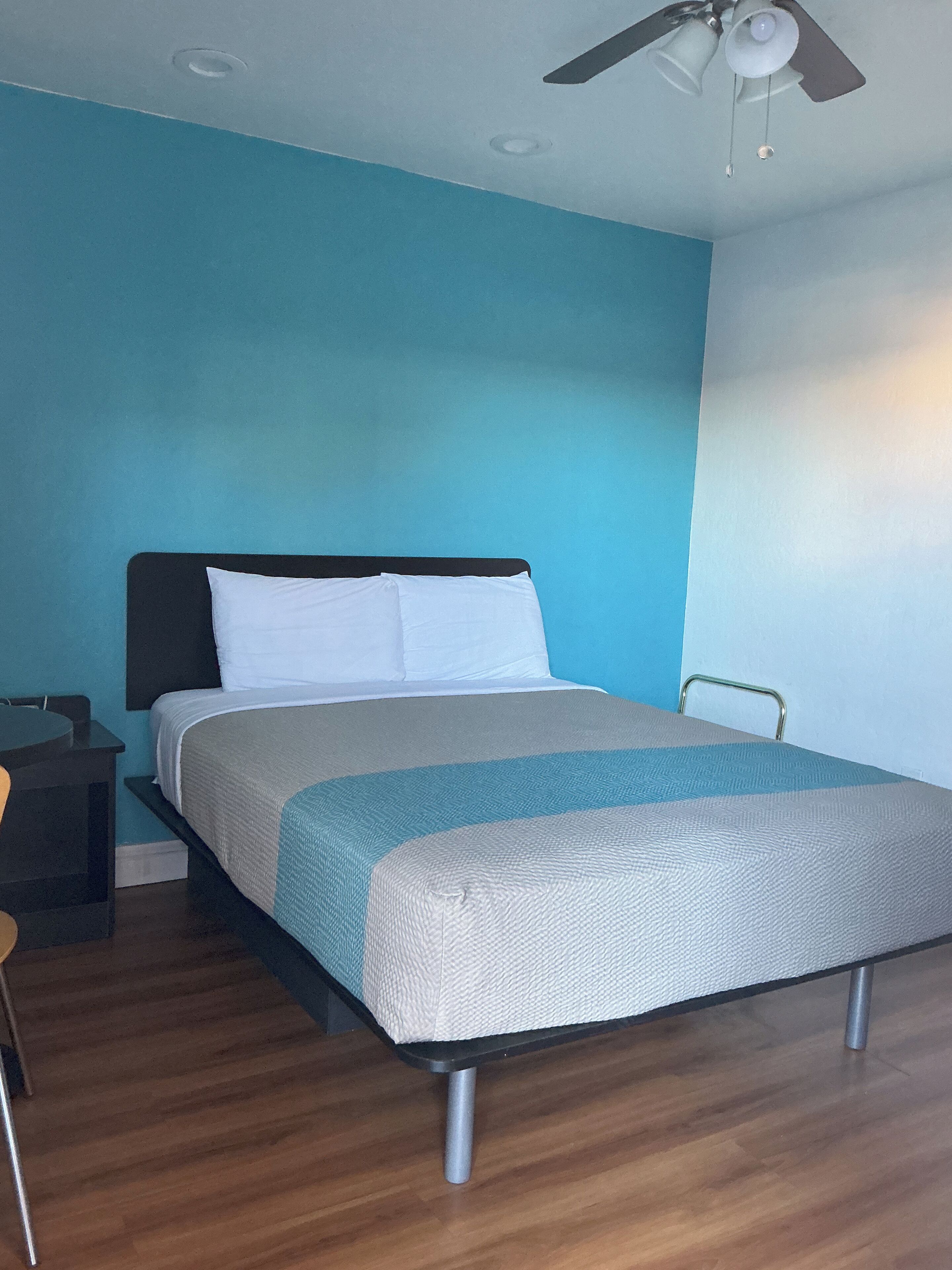 Cortinas blackout, Wi-Fi de cortesia, roupa de cama