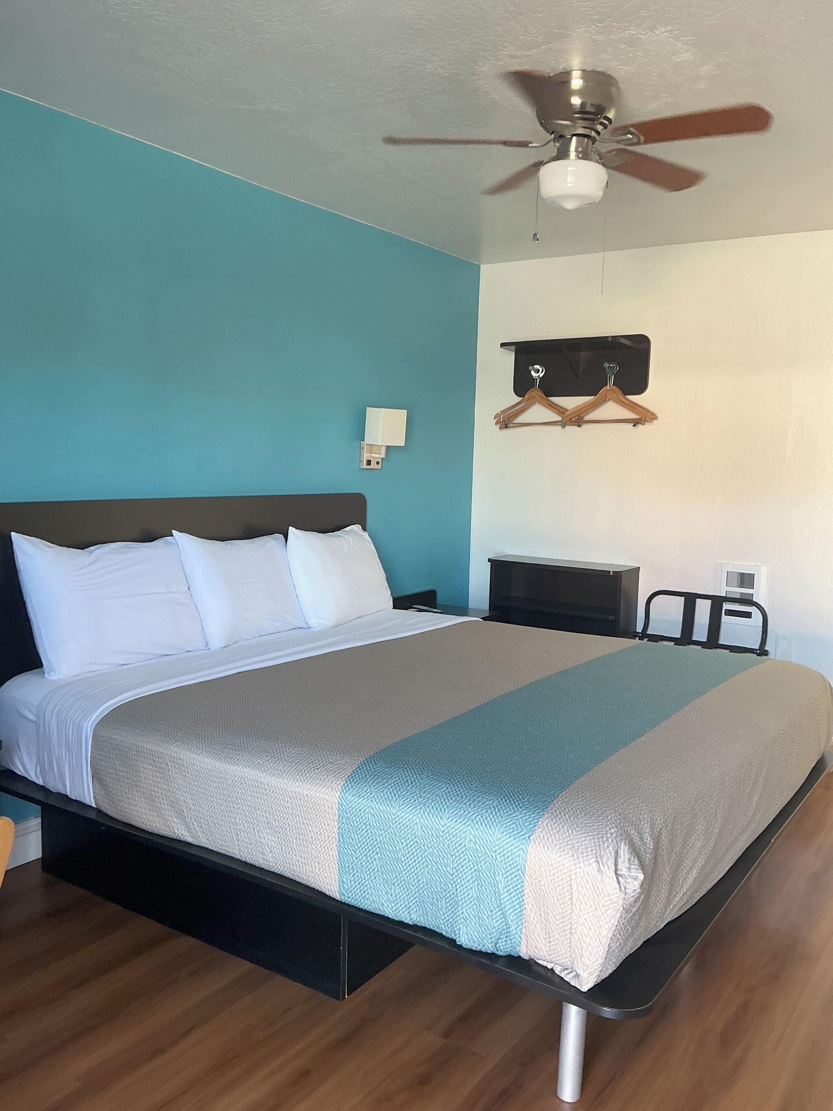 Cortinas blackout, Wi-Fi de cortesia, roupa de cama